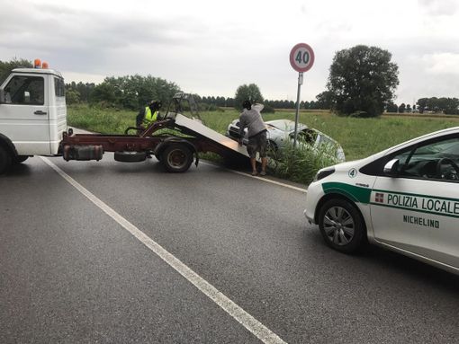 Nichelino, auto finisce fuori strada e si ribalta sulla provinciale 143