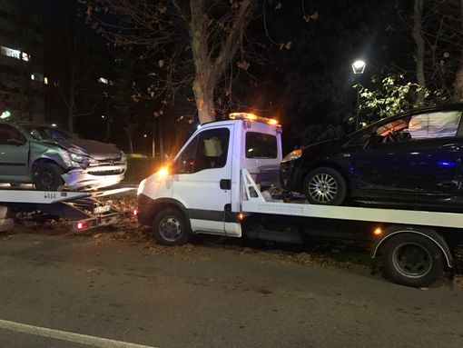 Brutto incidente a Nichelino, due feriti e una fioriera distrutta il bilancio Brutto incidente a Nichelino, due feriti e una fioriera distrutta il bilancio