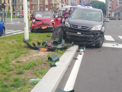 Brutto incidente oggi pomeriggio tra corso Principe Oddone e strada del Fortino: due vetture coinvolte, una persona trasportata in ospedale Brutto incidente oggi pomeriggio tra corso Principe Oddone e strada del Fortino: due vetture coinvolte, una persona trasportata in ospedale