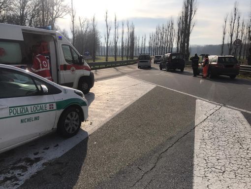 Tamponamento tra una Jeep e un Doblò a Stupinigi, due le persone ferite Tamponamento tra una Jeep e un Doblò a Stupinigi, due le persone ferite