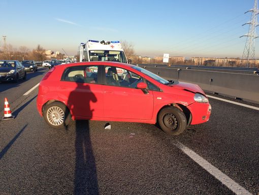Incidente sulla tangenziale, una Punto rossa va a sbattere contro il guard rail e innesca un tamponamento con 5 auto coinvolte