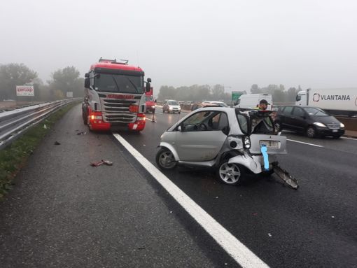 Grave incidente sulla tangenziale sud di Torino tra camion e Smart: ragazza trasportata al San Luigi in codice rosso