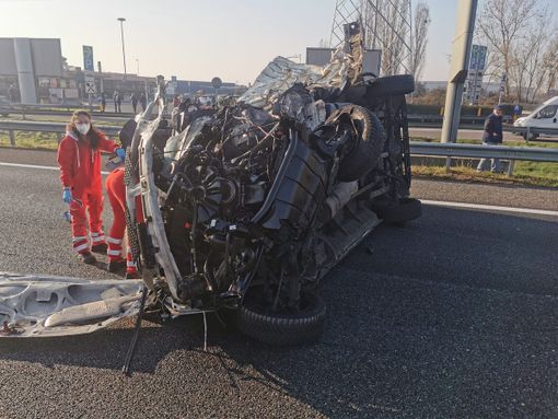 Furgone si ribalta in tangenziale, all'altezza di Nichelino: autista deceduto