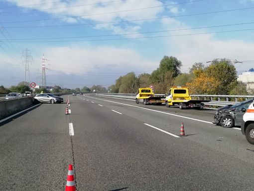Incidente sulla tangenziale all'altezza dello svincolo di Stupinigi: tre auto coinvolte, due i feriti Incidente sulla tangenziale all'altezza dello svincolo di Stupinigi: tre auto coinvolte, due i feriti