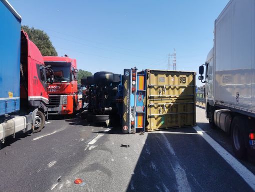 tir ribaltato in tangenziale sud tir ribaltato in tangenziale sud