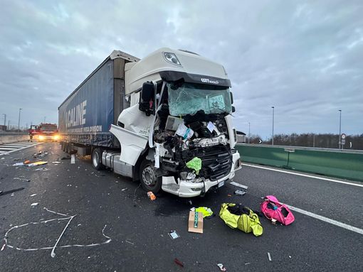 Incidente in autostrada tra due mezzi pesanti