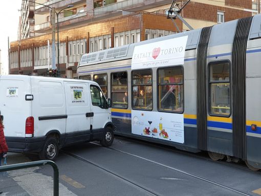 Incidente fra tram della linea 9 e furgone Renault in corso Potenza Incidente fra tram della linea 9 e furgone Renault in corso Potenza