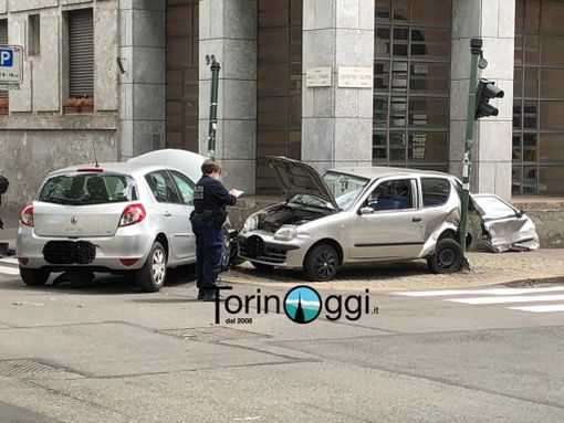vigile urbano effettua rilevazioni dopo uno scontro vigile urbano effettua rilevazioni dopo uno scontro
