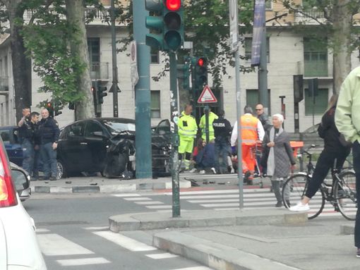 Terribile incidente in corso Agnelli: auto si schianta contro un palo della luce Terribile incidente in corso Agnelli: auto si schianta contro un palo della luce