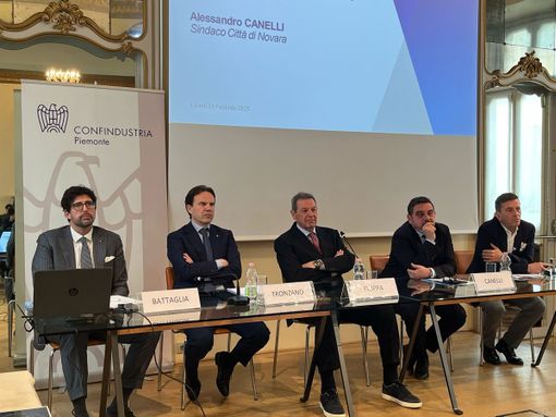 persone sedute a tavolo relatori persone sedute a tavolo relatori