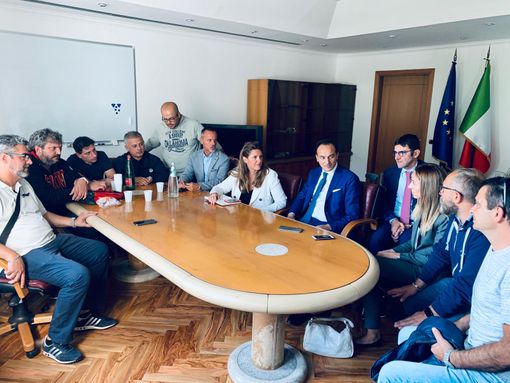 Embraco e Olisistem, due crisi da 400 posti ciascuna. Cirio all'attacco: &quot;Basta fiducia a chi non parte con la produzione&quot;. Nosiglia incontra i lavoratori di Settimo