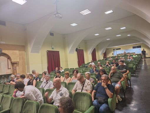 L'incontro pubblico, organizzato da alcuni residenti, è stato tutt'altro che pacato L'incontro pubblico, organizzato da alcuni residenti, è stato tutt'altro che pacato