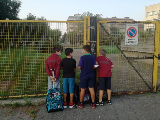 La ripartenza vista dai banchi delle elementari è gioia mista a uno sventolio bianco: non fazzoletti, ma autocerficazioni