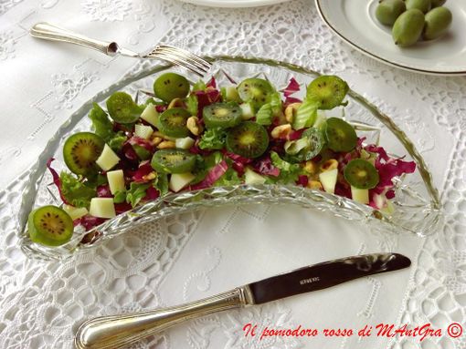 Mercoledì Veg: insalatina di nergi, pecorino sardo e nocciole Mercoledì Veg: insalatina di nergi, pecorino sardo e nocciole