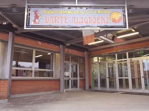 Volpiano, la nuova insegna della "Dante Alighieri" ideata dagli alunni della scuola Volpiano, la nuova insegna della "Dante Alighieri" ideata dagli alunni della scuola