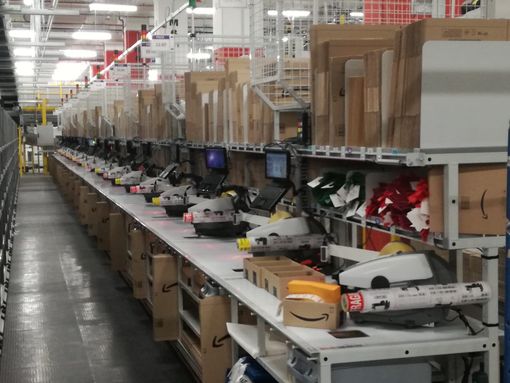 interno di stabilimento Amazon a Torrazza