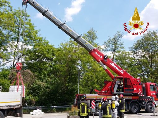 Camion perde un carico di acidi sulla strada: traffico bloccato vicino alla Reggia di Venaria [FOTO]