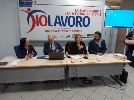 Code e tante persone in attesa a Moncalieri per Iolavoro