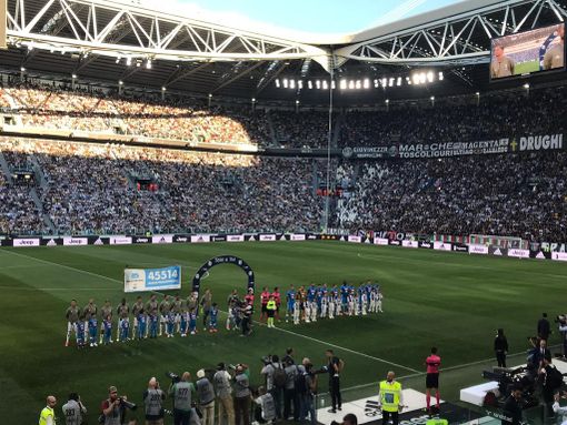 Sradica seggiolino e lo lancia contro il settore bianconero: arrestato allo Stadium tifoso del Napoli Sradica seggiolino e lo lancia contro il settore bianconero: arrestato allo Stadium tifoso del Napoli