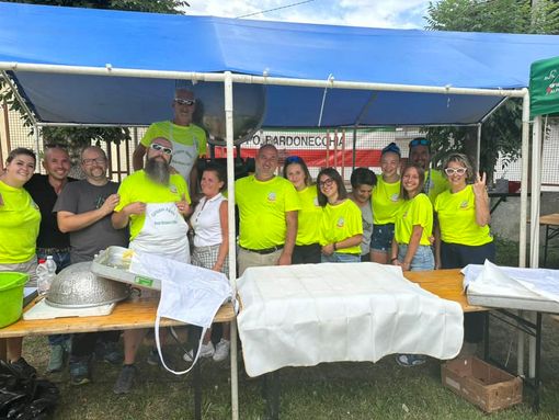 tendone con gente che cucina sotto tendone con gente che cucina sotto