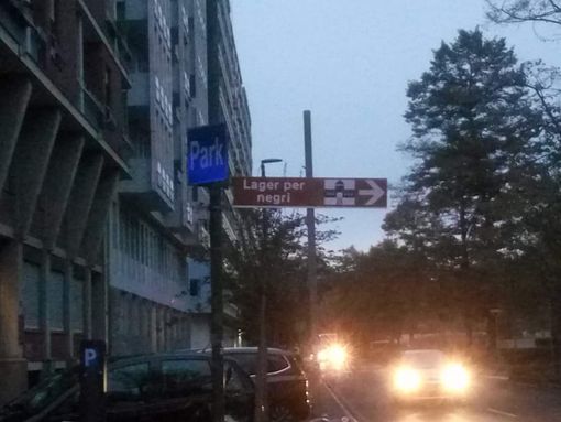 "Lager per negri", cartello choc in corso Massimo D'Azeglio. Ora indaga la Digos "Lager per negri", cartello choc in corso Massimo D'Azeglio. Ora indaga la Digos