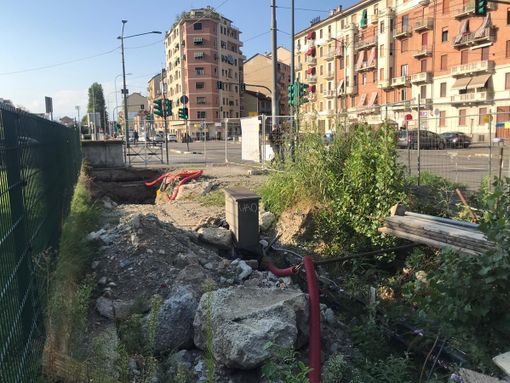 Largo Giachino, l'eterno cantiere tra transenne e buche esaspera i residenti Largo Giachino, l'eterno cantiere tra transenne e buche esaspera i residenti
