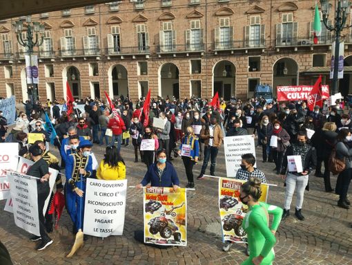 &quot;Senza cultura l'anima muore&quot;: in piazza Castello il grido dei lavoratori dello spettacolo [FOTO e VIDEO]