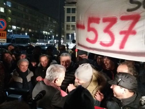 Al Lingotto di Torino Chiamparino stringe la mano ai lavoratori Embraco: &quot;Sono sempre con voi&quot; (FOTO E VIDEO)