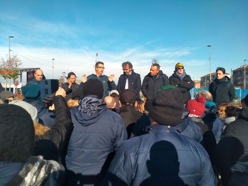 persone sotto il grattacielo della Regione persone sotto il grattacielo della Regione