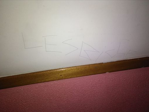 Scritte sui muri di un condominio in zona Lingotto ai danni di una coppia di donne