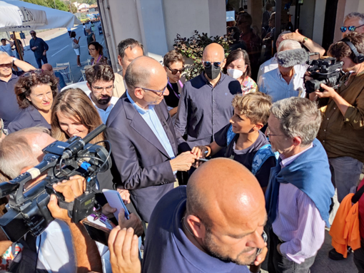 Letta incontra pubblico a Dogliani Letta incontra pubblico a Dogliani