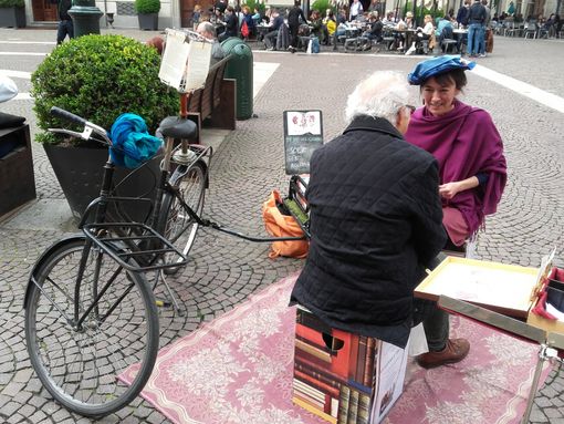 Chiara Trevisan: la lettrice vis à vis di piazza Carignano (FOTO)