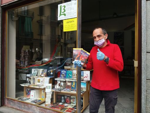 Da oggi i romanzi si sfogliano con mascherina e guanti: riaprono le librerie di Torino Da oggi i romanzi si sfogliano con mascherina e guanti: riaprono le librerie di Torino