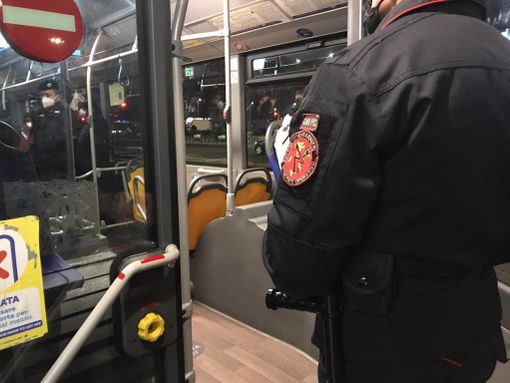 Insulta e prende a calci una donna sul bus, arrestato dai carabinieri di Moncalieri