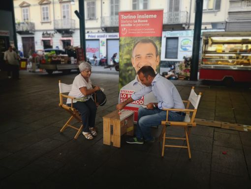 due persone sedute sotto una tettoia con mercato