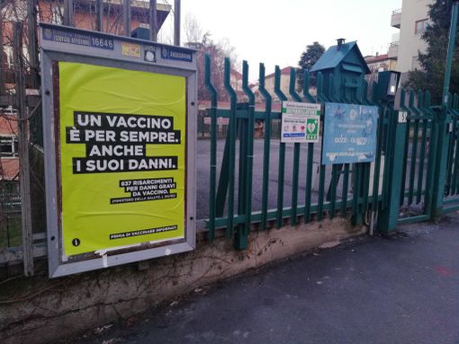 Manifesti choc sui vaccini davanti a una scuola media di Torino: "I suoi danni sono per sempre" Manifesti choc sui vaccini davanti a una scuola media di Torino: "I suoi danni sono per sempre"