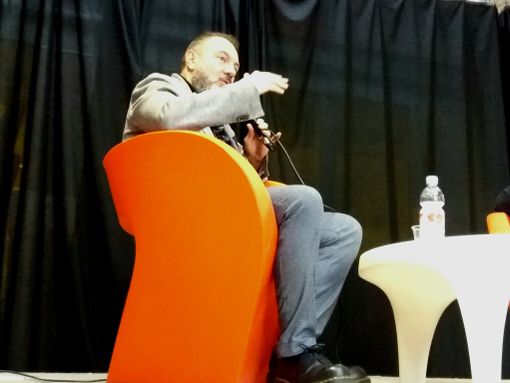 Carlo Lucarelli alla Cascina Roccafranca: intervista al narratore da taverna, tra gialli e tortellini