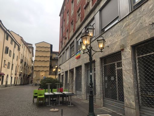 lampioni con luci accese in città lampioni con luci accese in città