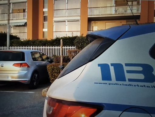 Auto della Polizia parcheggiata fuori da una casa