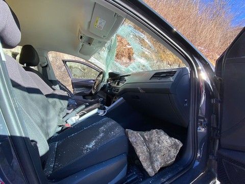 l'auto sventrata dal masso