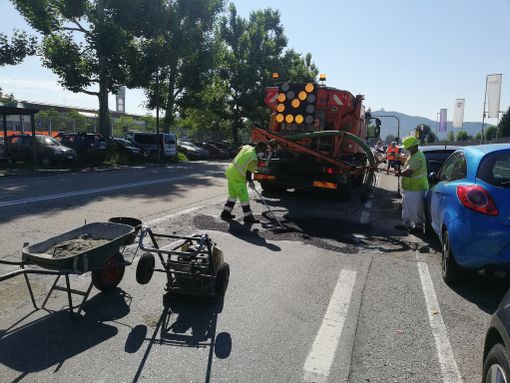 Asfalto danneggiato a Torino: in azione la tappabuche in Lungo Stura Lazio (FOTO e VIDEO)