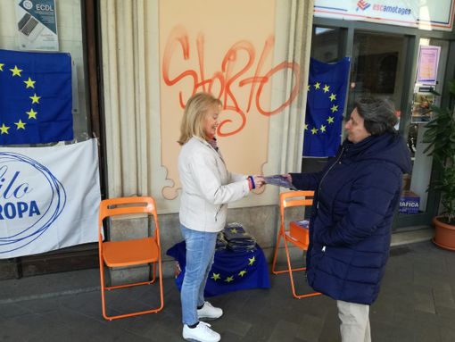 Madamin, circa 100 bandiere dell'Europa già distribuite a metà giornata Madamin, circa 100 bandiere dell'Europa già distribuite a metà giornata