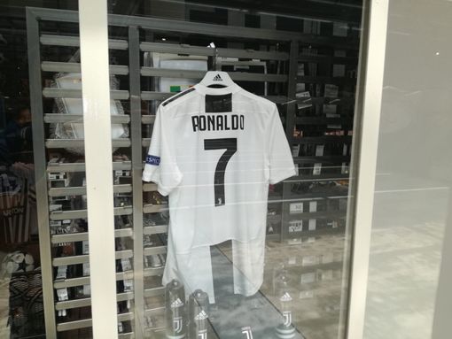 Dal fiore bianconero alla pizza CR7: Torino accoglie Cristiano Ronaldo (VIDEO)