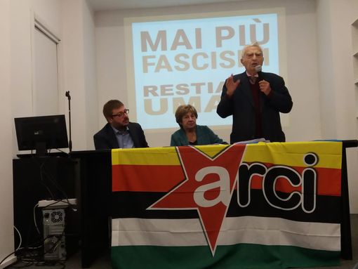 Sotto al Comune per dire no ai fascismi, Segre: "Contro gli analfabeti della democrazia"