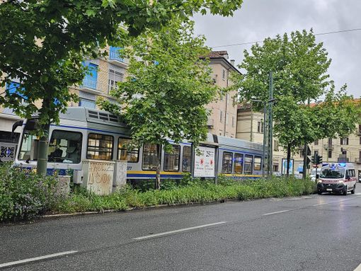 Passeggero si sente male a bordo del tram: portato all'ospedale in codice rosso
