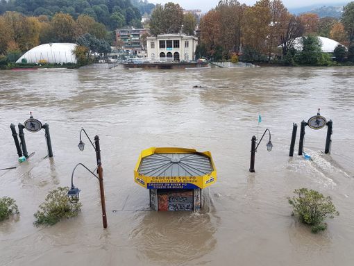 Maltempo a Torino, la sindaca Appendino ordina il divieto di circolazione ai Murazzi e nell'area del Borgo Medievale (FOTO e VIDEO) Maltempo a Torino, la sindaca Appendino ordina il divieto di circolazione ai Murazzi e nell'area del Borgo Medievale (FOTO e VIDEO)
