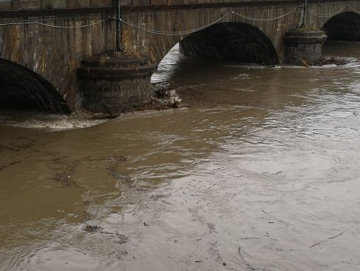 Maltempo a Torino, prevista nel tardo pomeriggio la piena del Po Maltempo a Torino, prevista nel tardo pomeriggio la piena del Po