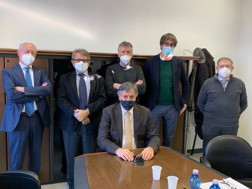 Persone sedute a un tavolo