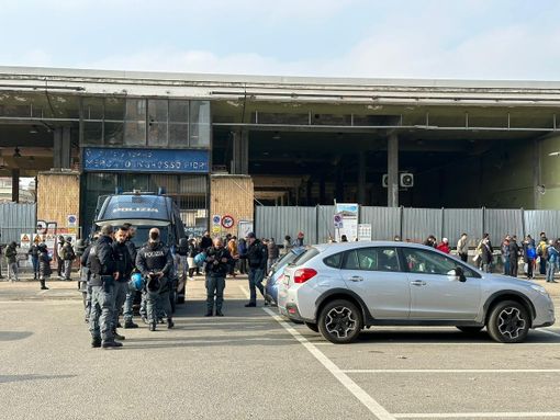 Gli anarchici in protesta all'Ufficio immigrazione: &quot;Basta attese infinite, vogliamo documenti per tutti&quot; [VIDEO]