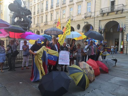 Hong Kong, decine di ombrelli colorati a Torino per la democrazia (FOTO e VIDEO) Hong Kong, decine di ombrelli colorati a Torino per la democrazia (FOTO e VIDEO)